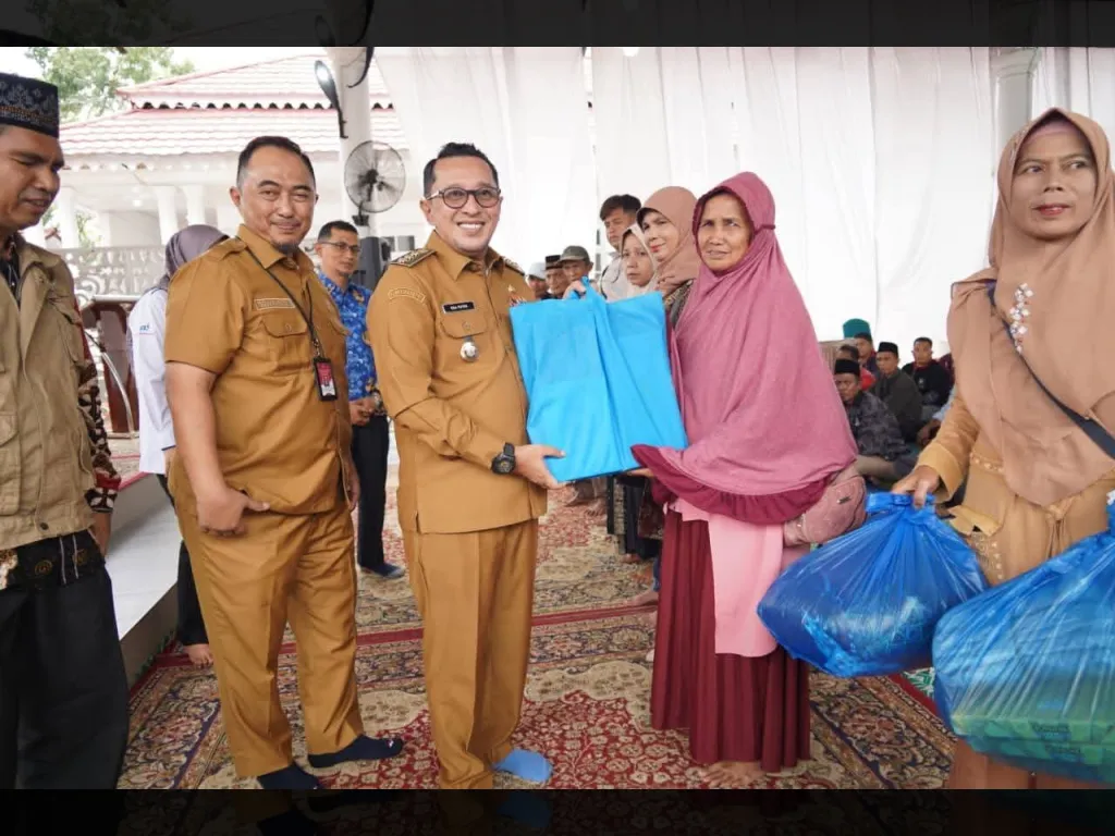 Bupati Eka Putra Salurkan Bantuan Presiden Prabowo bagi Korban Bencana Tanah Datar 